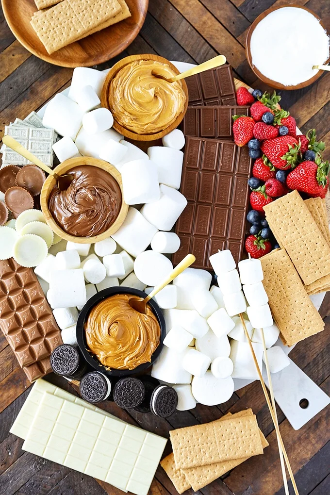 https://www.prettysweetprintables.com/wp-content/uploads/2020/10/SMores-Dessert-Board-3.jpg.webp