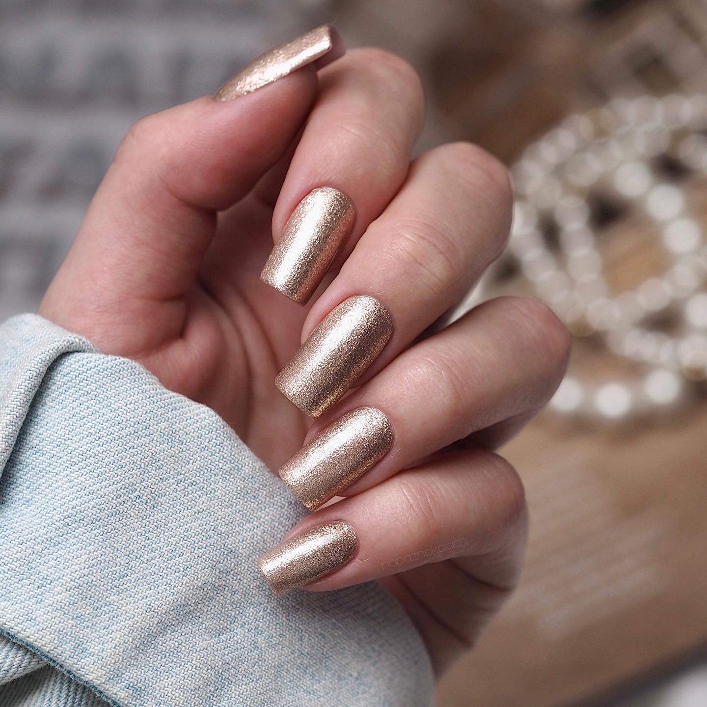    Gold Glitter New Years Nails 