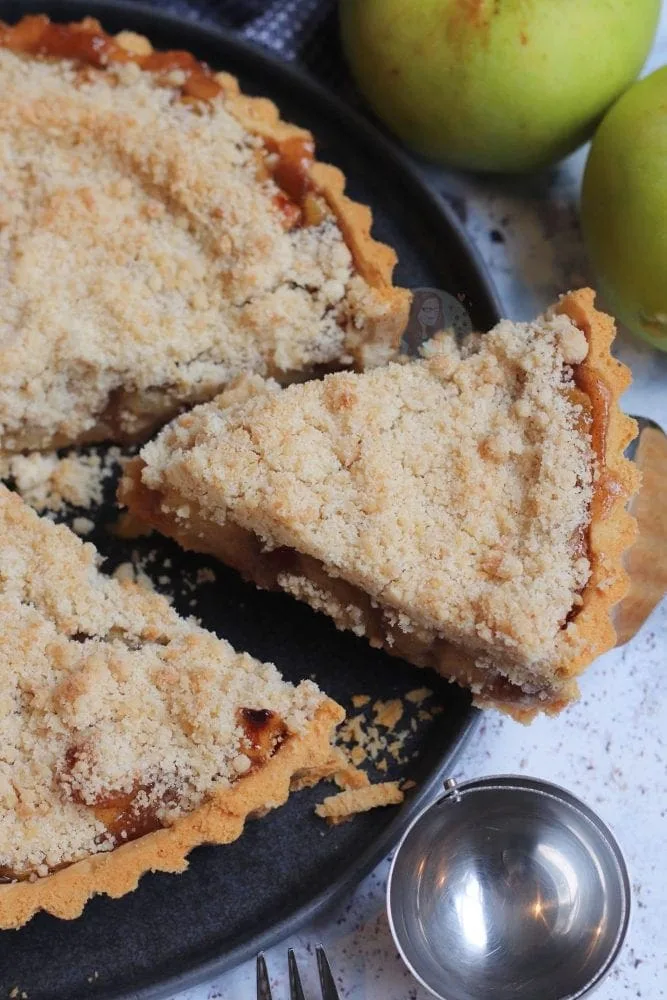 caramel apple crumble pie